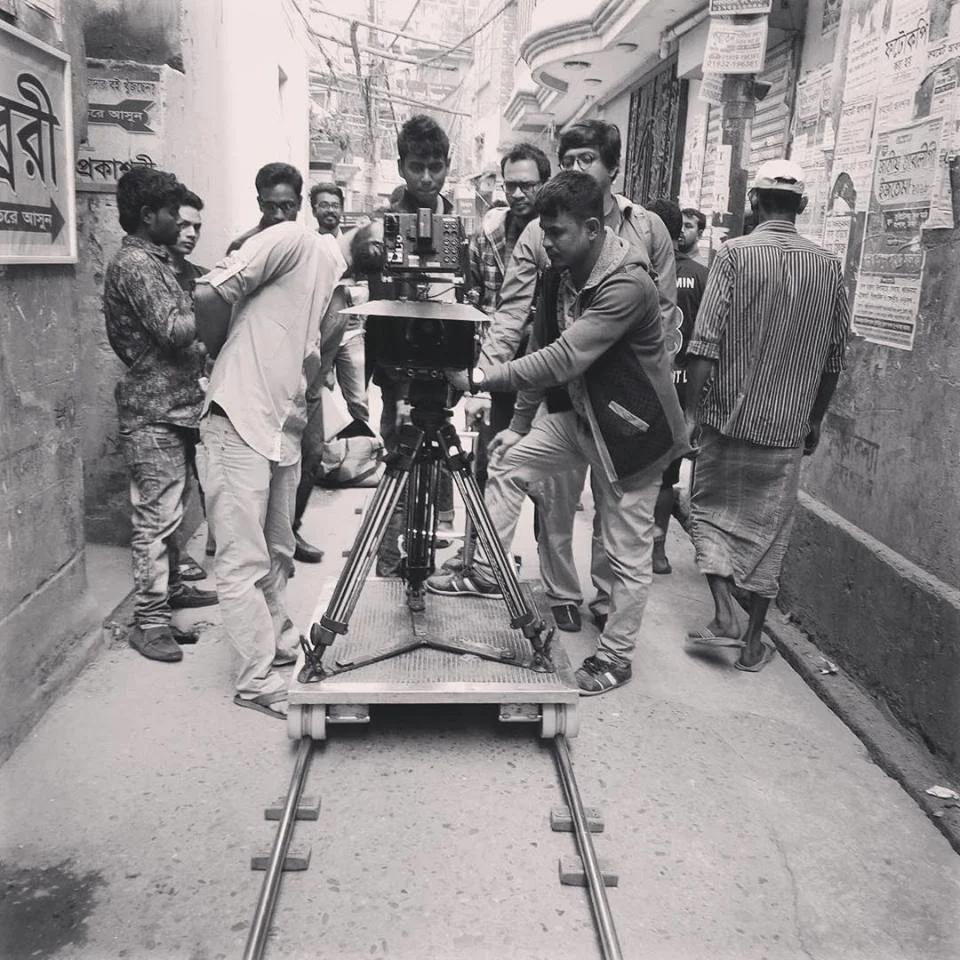DUR-ALAPON — camera dolly behind the scenes